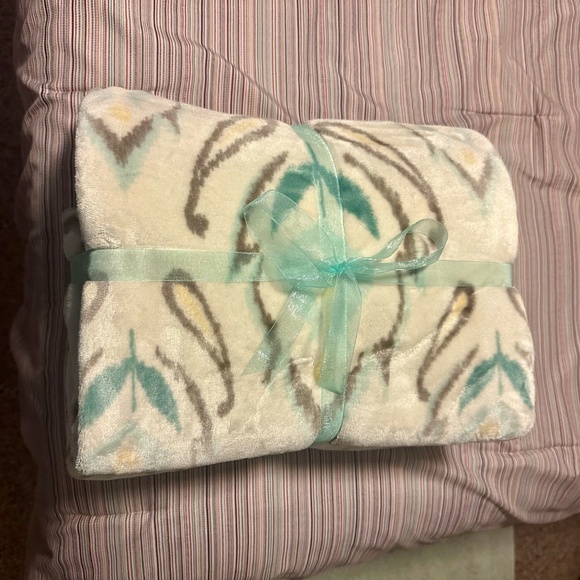 NWOT Life Comfort Super Plush Throw Blanket Teal Taupe White 70"x60" - Picture 7 of 7